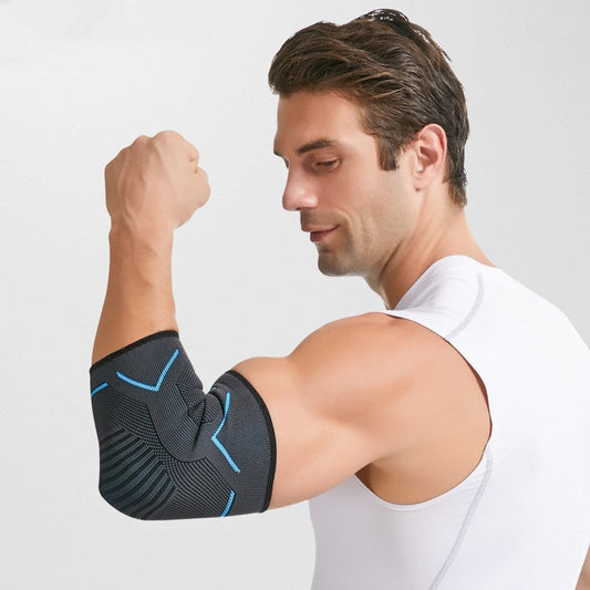 Homme portant des coudières de protection noires avec rayures bleues pour fitness, course et cyclisme