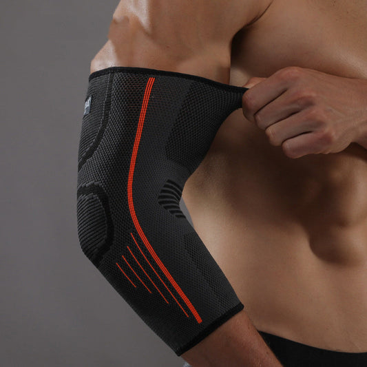 Man portant un protège-coude sportif noir avec des lignes orange pour basketball, volleyball et cyclisme.